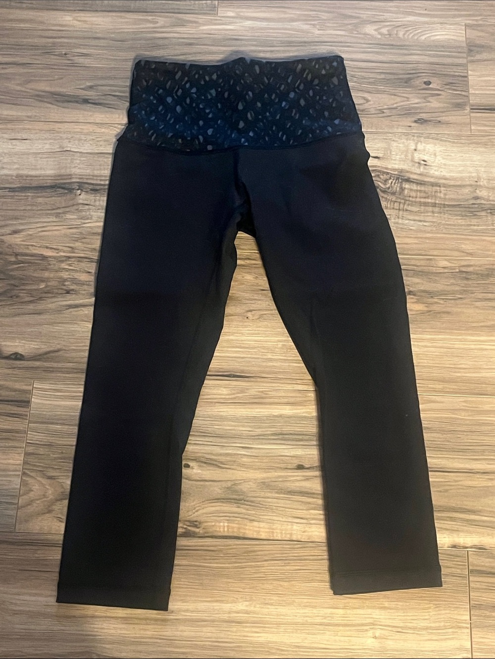 Lululemon black animal print high waist crop legging size 6